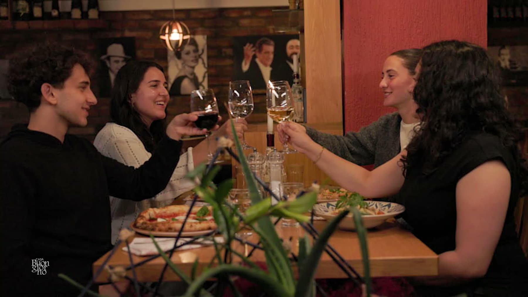Gäster som skålar vid ett restaurangbord